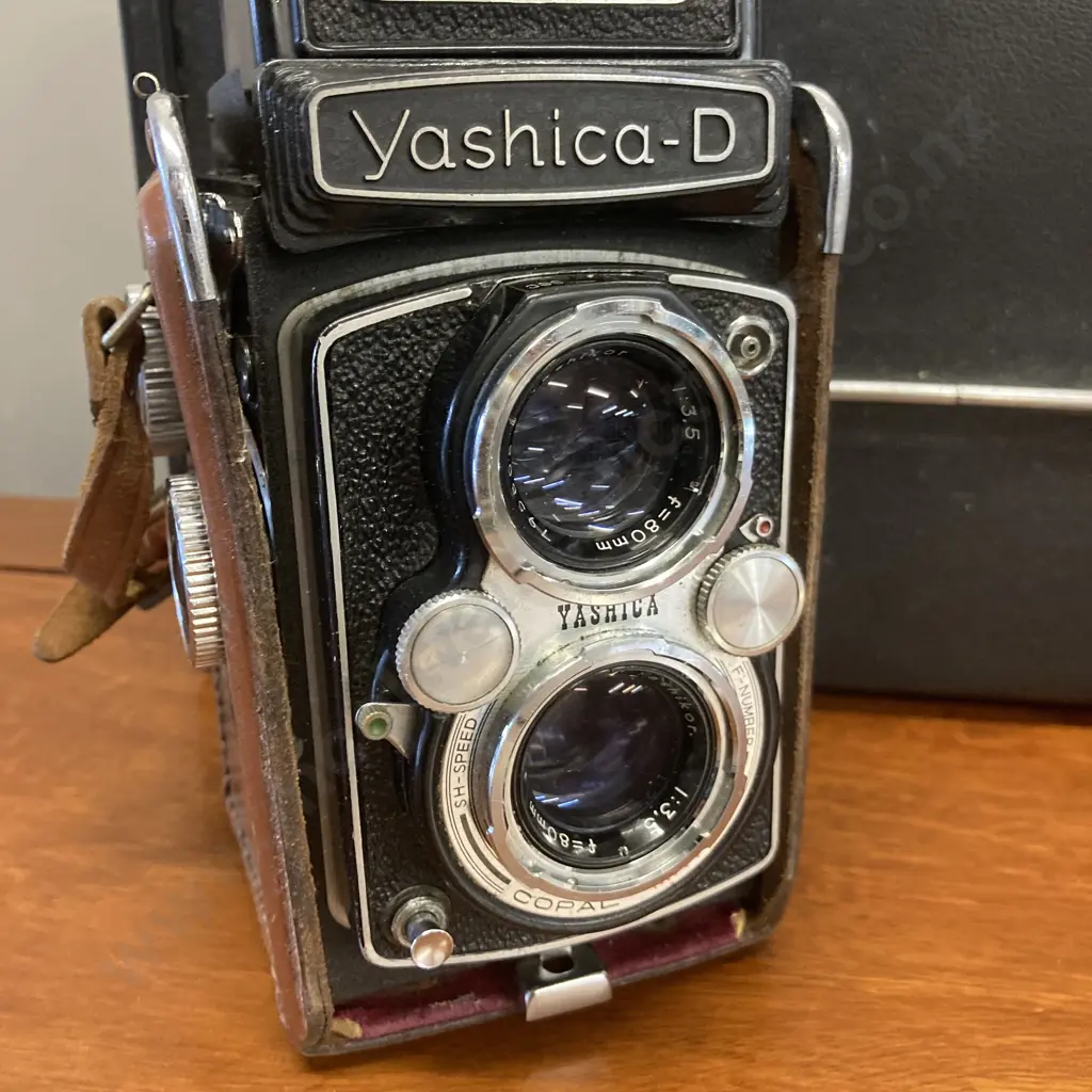 Yashica-D TLR Film Camera Yashikor 80mm f/3.5 Lens, Telephoto & Wideangle Lenses & Viewers, Leather Case, Hard Case Image 1++